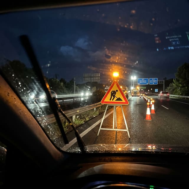 Ilustración del examen DGT: Si conduce de noche o con condiciones meteorológicas que dificultan la visibilidad, la...
